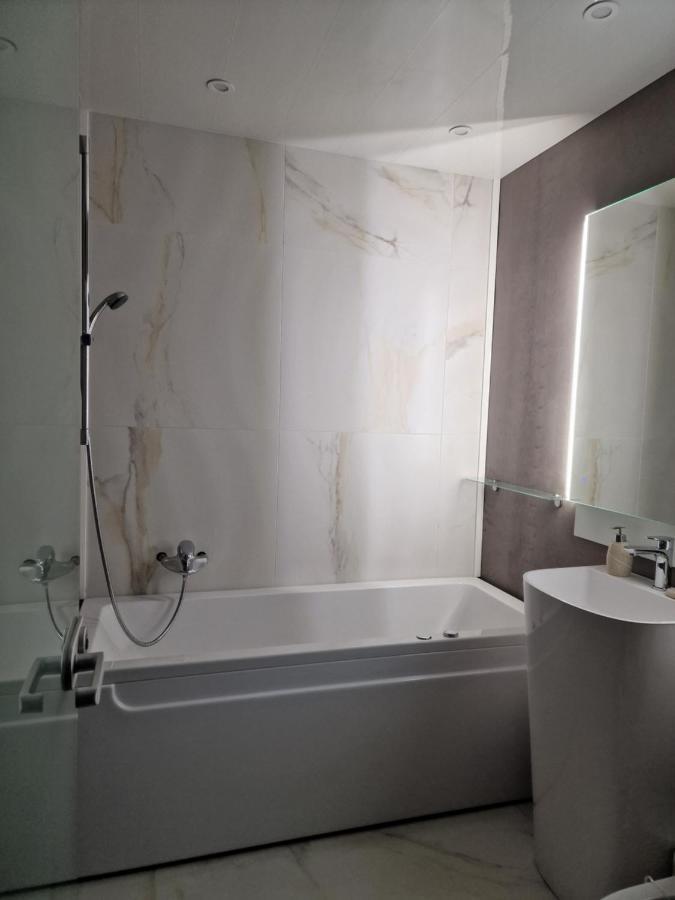 Marsselis Luxe Port Apartment Varna Bagian luar foto