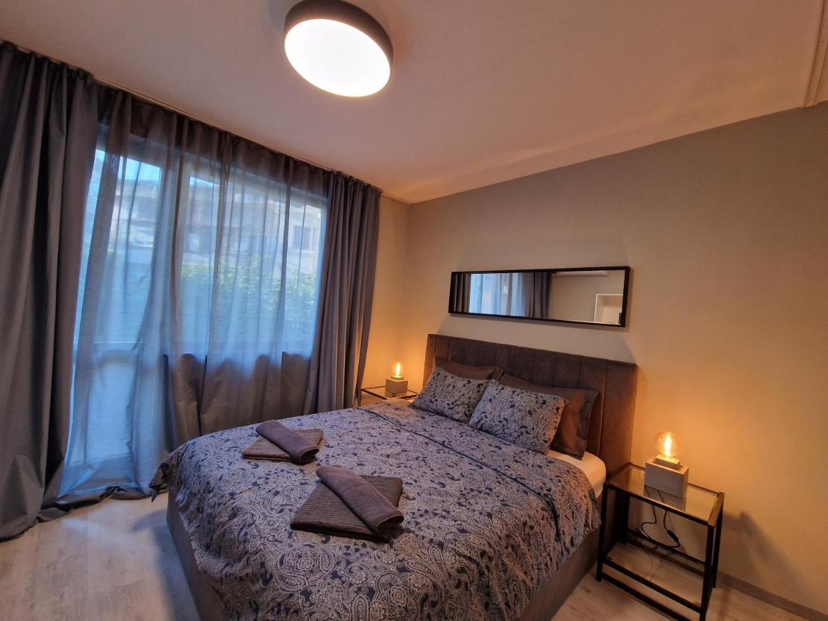 Marsselis Luxe Port Apartment Varna Bagian luar foto