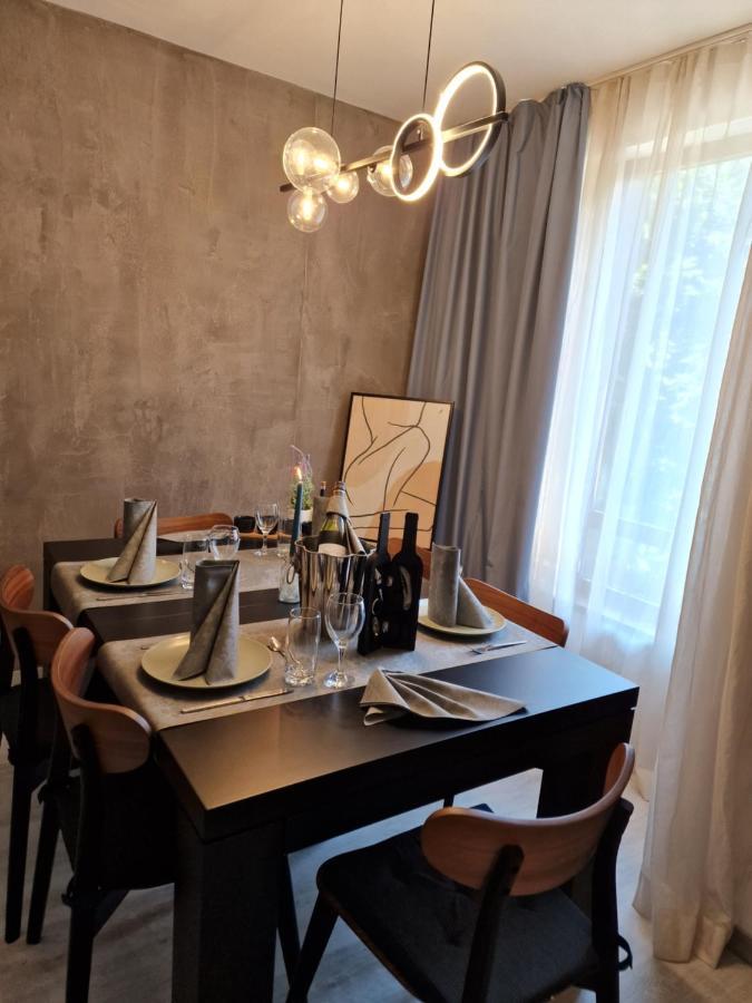 Marsselis Luxe Port Apartment Varna Bagian luar foto