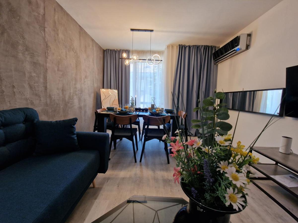 Marsselis Luxe Port Apartment Varna Bagian luar foto